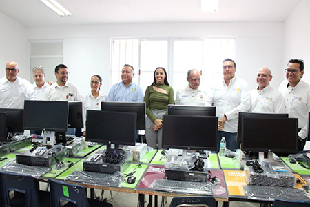 La Escuela Primaria Ford de Nuevo Casas Grandes recibió mobiliario escolar, computadoras y proyectores como parte del compromiso del Gobierno Municipal con la mejora de la educación. Club Rotario Paquimé y Grupo Yazaky colaboraron en esta entrega que promueve la inclusión tecnológica.