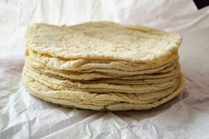La presidenta Claudia Sheinbaum firmó el Acuerdo Nacional Maíz-Tortilla con harineras y tortillerías para evitar alzas en el precio de la tortilla y proteger la economía familiar en México.
