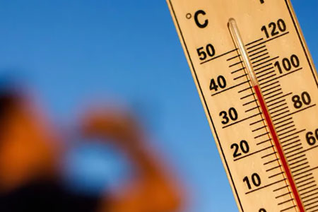 Autoridades sanitarias mexicanas reportan 12 defunciones y 583 casos por enfermedades relacionadas al calor. Se prevén temperaturas de hasta 45°C en varios estados. Se recomienda tomar precauciones.