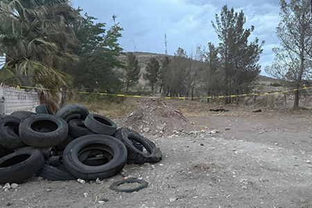 Autoridades localizaron el cuerpo de un hombre sin vida en un lote baldío de la carretera Janos-Agua Prieta. El hallazgo se realizó el 1 de junio cerca de una desponchadora. El fallecido no ha sido identificado.