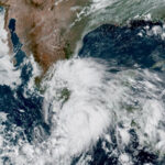 El huracán Erick tocó tierra en Oaxaca a primera hora con vientos de 205 km/h y lluvias torrenciales, generando inundaciones y olas de hasta 10 m. Se activó alerta roja, refugios, DN‑III y operativo de CFE.
