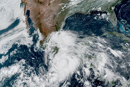 El huracán Erick tocó tierra en Oaxaca a primera hora con vientos de 205 km/h y lluvias torrenciales, generando inundaciones y olas de hasta 10 m. Se activó alerta roja, refugios, DN‑III y operativo de CFE.