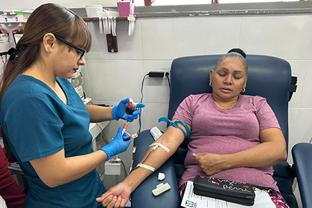 El IMSS Chihuahua invita a donar sangre voluntariamente este 14 de junio. Tres bancos en el estado reciben a donadores que cumplan requisitos. Dona sangre y salva vidas. Consulta horarios y condiciones.