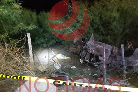 Volcadura en carretera de San Lorenzo deja víctimas identificadas. Los fallecidos eran jóvenes de 34 y 26 años. Un tercer ocupante fue hospitalizado con lesiones graves.