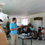 La construcción de la carretera Bavispe–NCG impulsa educación ambiental en Janos. Niños aprenden sobre especies protegidas y el cuidado del ecosistema, como parte del enfoque sustentable del proyecto.