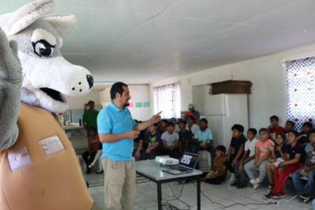 La construcción de la carretera Bavispe–NCG impulsa educación ambiental en Janos. Niños aprenden sobre especies protegidas y el cuidado del ecosistema, como parte del enfoque sustentable del proyecto.