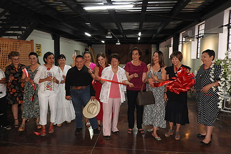 El Grupo Pinceles inauguró la exposición “Expo Art” en el Centro de Artes Plásticas de NCG. Artistas locales compartieron su talento en un ambiente festivo lleno de música, arte y comunidad.
