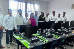 Escuela Ford 125 en Nuevo Casas Grandes cuenta con nuevo centro de cómputo gracias al Club Rotario Paquimé. Se donaron 25 equipos para fortalecer la educación digital en el plantel.