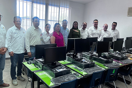 Escuela Ford 125 en Nuevo Casas Grandes cuenta con nuevo centro de cómputo gracias al Club Rotario Paquimé. Se donaron 25 equipos para fortalecer la educación digital en el plantel.