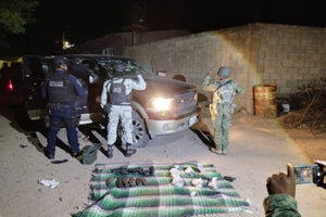 La SSPE y fuerzas federales incautaron arsenal y un vehículo tras reporte de disparos en Guachochi. Decomisaron armas largas, cargadores y explosivos caseros. Los implicados siguen prófugos.