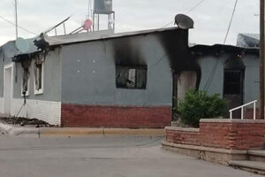 Reportan ataque armado en Carichí donde incendiaron tres casas y tres autos. Autoridades no confirman detenidos ni secuestros. Habitantes exigen seguridad mientras avanzan las investigaciones para esclarecer el origen y responsables del violento suceso.