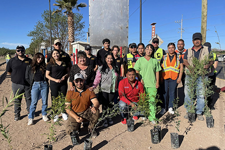 En Nuevo Casas Grandes inició una mega campaña de reforestación en el Libramiento Luis R. Blanco. Participan instituciones educativas, sociales y Grupo México con donación de árboles.