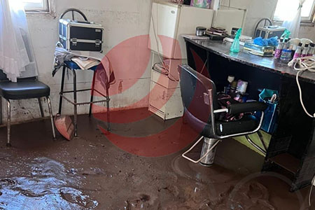 50 viviendas fueron dañadas por el desbordamiento de arroyos en Flores Magón. Se habilitó un albergue en el CECyT y autoridades gestionan ayuda estatal. El alcalde supervisa la atención a los afectados.