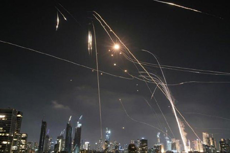 Alerta máxima en Israel tras ataque de Irán con misiles balísticos y drones. Varias explosiones en Tel Aviv, cinco heridos confirmados y despliegue de defensa antiaérea.
