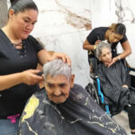 Alumnas de ICATECH, junto a la maestra Yolanda Lozoya, realizaron una jornada solidaria en el asilo Amigo Omar, donde ofrecieron cortes de cabello gratuitos a adultos mayores.