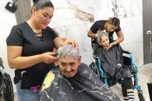 Alumnas de ICATECH, junto a la maestra Yolanda Lozoya, realizaron una jornada solidaria en el asilo Amigo Omar, donde ofrecieron cortes de cabello gratuitos a adultos mayores.