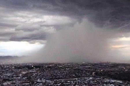 Lluvias en Chihuahua dejan vehículos arrastrados y derrumbes. Protección Civil atendió 18 emergencias en Parral. Información actualizada.