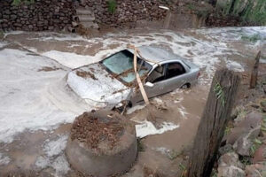 Las intensas lluvias en la Sierra Tarahumara han generado inundaciones en Madera, Temósachic y Guachochi. Protección Civil brinda apoyo a las comunidades afectadas por calles anegadas y daños.
