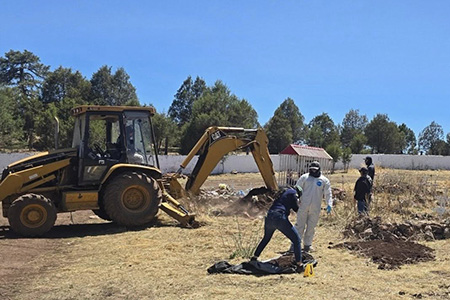 La Fiscalía Zona Occidente exhumó el martes dos cuerpos masculinos en avanzado estado de descomposición en el panteón de La Norteña, Madera. Trabajaron agentes del Ministerio Público, peritos forenses, Sedena y SSP. Se suman a otros 10 hallados el 28 de mayo.
