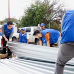 Gobierno de Chihuahua entrega apoyos emergentes a municipios afectados por lluvias. En Creel se distribuyen despensas, láminas y kits de limpieza. Campos Galván coordina acciones inmediatas.