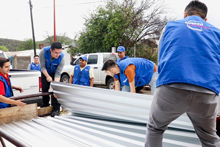 Gobierno de Chihuahua entrega apoyos emergentes a municipios afectados por lluvias. En Creel se distribuyen despensas, láminas y kits de limpieza. Campos Galván coordina acciones inmediatas.