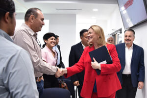 La gobernadora Maru Campos promueve obras con impacto real en Ciudad Juárez, priorizando infraestructura que dignifica la vida de los ciudadanos. Inversiones históricas en agua potable, drenaje y pavimentación transforman zonas olvidadas con apoyo de la CMIC.