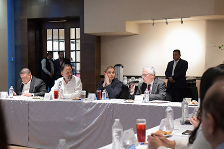 Maru Campos y el cónsul de EU en Juárez, Rafael Foley, analizaron avances en seguridad fronteriza. Se propuso una nueva ley contra el uso indebido de drones con fines delictivos.