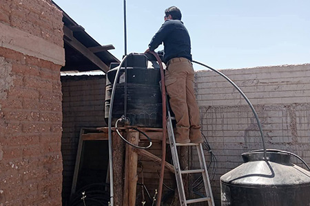 El municipio de Nuevo Casas Grandes, con apoyo de regidores, extiende el suministro de agua potable a colonias del sur afectadas por la escasez. El Departamento de Bomberos coordina el reparto.