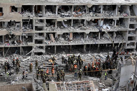 La Secretaría de Relaciones Exteriores hizo un llamado urgente al diálogo por la paz tras el bombardeo de Estados Unidos a instalaciones nucleares en Irán, exhortando a desescalar tensiones y activando embajadas para proteger a mexicanos en la región.