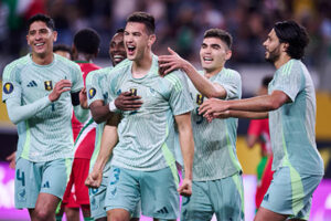 César Montes anota doblete ante Surinam y lidera al Tri a la victoria. México es líder del grupo, pero el funcionamiento ofensivo sigue sin convencer a los aficionados ni al cuerpo técnico.