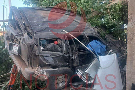 Una joven de 24 años murió tras chocar una camioneta contra una casa en Ciudad Madera. El accidente ocurrió en la avenida México. Autoridades investigan las causas del fatal incidente