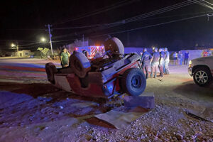 Un grave accidente vial en NCG dejó a tres personas heridas, una de ellas con lesiones severas. El incidente ocurrió en la colonia Obrera durante la noche del domingo.