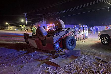 Un grave accidente vial en NCG dejó a tres personas heridas, una de ellas con lesiones severas. El incidente ocurrió en la colonia Obrera durante la noche del domingo.