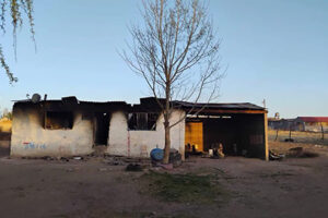 Incendio intencional en Carichí dejó graves daños materiales. Fiscalía descarta víctimas y vincula el hecho con disputa entre bandas criminales en la Sierra Tarahumara.