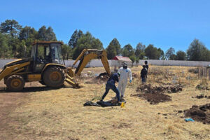 Un total de 12 cuerpos fueron hallados en fosas clandestinas del ejido La Norteña, en Madera. La Fiscalía de Zona Occidente encabeza las investigaciones para identificar a las víctimas.