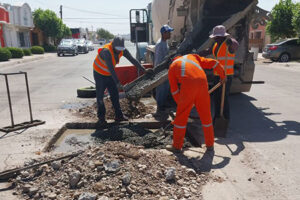 El municipio de NCG realiza trabajos de pavimentación con concreto. Se recomienda evitar circular en las áreas en reparación para no dañar el fraguado del material.