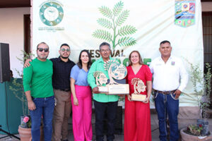 En el cierre del Festival del Huizache 2025 en NCG, Edith Escárcega entregó el Premio al Mérito Ecológico a instituciones como Lear y San Marcos Verde. También se reconoció al Ing. José Luis Cerón.