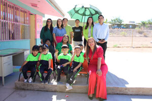 La presidenta Edith Escárcega entregó mobiliario escolar al Jardín de Niños Francisco I. Madero en beneficio de la niñez. También anunció atención a otras necesidades del plantel.