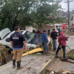 Protección Civil Estatal evalúa afectaciones por lluvias en Ciudad Juárez. Se reportaron más de 25 incidentes, incluidos rescates y colapsos de bardas. Se mantiene la alerta por más lluvias.