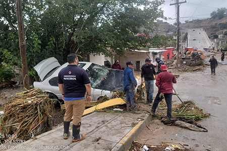 Protección Civil Estatal evalúa afectaciones por lluvias en Ciudad Juárez. Se reportaron más de 25 incidentes, incluidos rescates y colapsos de bardas. Se mantiene la alerta por más lluvias.