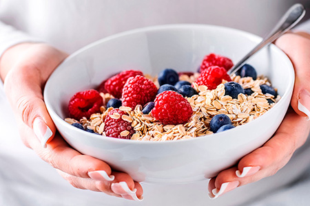 Incluir avena en tu dieta diaria mejora la salud digestiva, regula el colesterol y te ayuda a sentirte lleno por más tiempo. Descubre por qué es uno de los cereales más completos y versátiles.