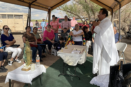 Este 24 de junio, en el Día de San Juan, realizaron misa en la Laguna Fierro y cabalgata encabezada por el CBTa 112 para pedir por un buen temporal en Nuevo Casas Grandes, Chihuahua.