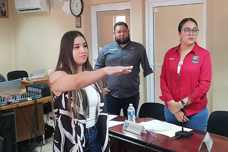 El ayuntamiento de Nuevo Casas Grandes aprobó la separación temporal de la regidora Indhira Ochoa. En su lugar, Oreana Carolina Loya tomó protesta como nueva integrante del cabildo municipal.