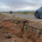 La SICT en Chihuahua realiza labores intensas de limpieza y mantenimiento en los kilómetros 142, 145 y 147 de la carretera Chihuahua-Juárez, afectados por el Monzón Mexicano. Las lluvias provocaron daños estructurales y se colocó señalética para prevenir accidentes.