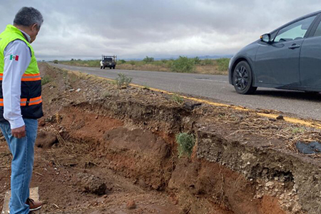 La SICT en Chihuahua realiza labores intensas de limpieza y mantenimiento en los kilómetros 142, 145 y 147 de la carretera Chihuahua-Juárez, afectados por el Monzón Mexicano. Las lluvias provocaron daños estructurales y se colocó señalética para prevenir accidentes.