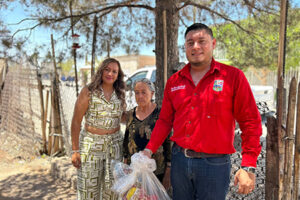 La alcaldesa Edith Escárcega encabezó la entrega de más de 100 despensas en colonias de NCG. La acción busca apoyar a familias en situación vulnerable con productos básicos de la canasta alimentaria.