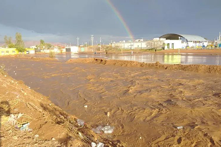 Inundaciones, derrumbes y rescates marcaron la jornada tras lluvias fuertes en Chihuahua. Protección Civil alerta sobre más precipitaciones por el Monzón Mexicano en el noroeste del estado.