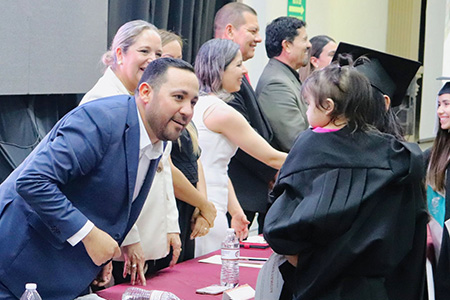 Roberto Lucero, alcalde de Casas Grandes, acudió como invitado de honor a la graduación del CETis 93 generación 2022–2025, donde reconoció el esfuerzo de estudiantes, docentes y padres de familia.