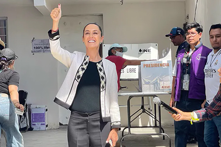 La exjefa de Gobierno, Claudia Sheinbaum, defiende el voto ciudadano para elegir jueces, propuesta que ha generado controversia por su impacto en la autonomía judicial y el riesgo de corrupción.