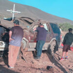 Aparatosa volcadura en el km 126 carretera Juárez‑Chihuahua provoca la muerte de dos mujeres y lesiones a tres personas. Servicios de emergencia atendieron el siniestro.